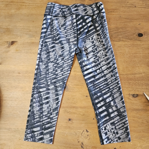 Under Armour HeatGear Compression Cropped Leggings Sty#1258599 Size Small - Picture 4 of 6